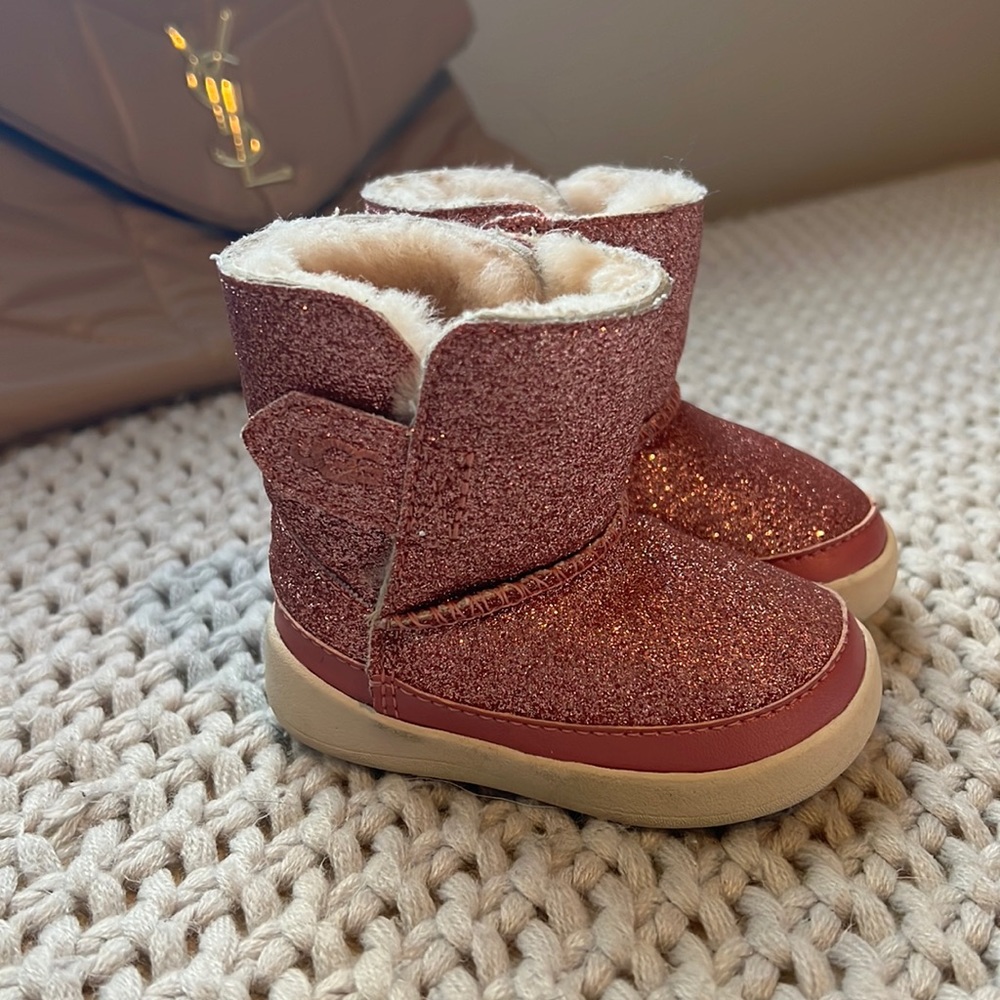 Sparkly pink baby girl ugg boots size 2/3